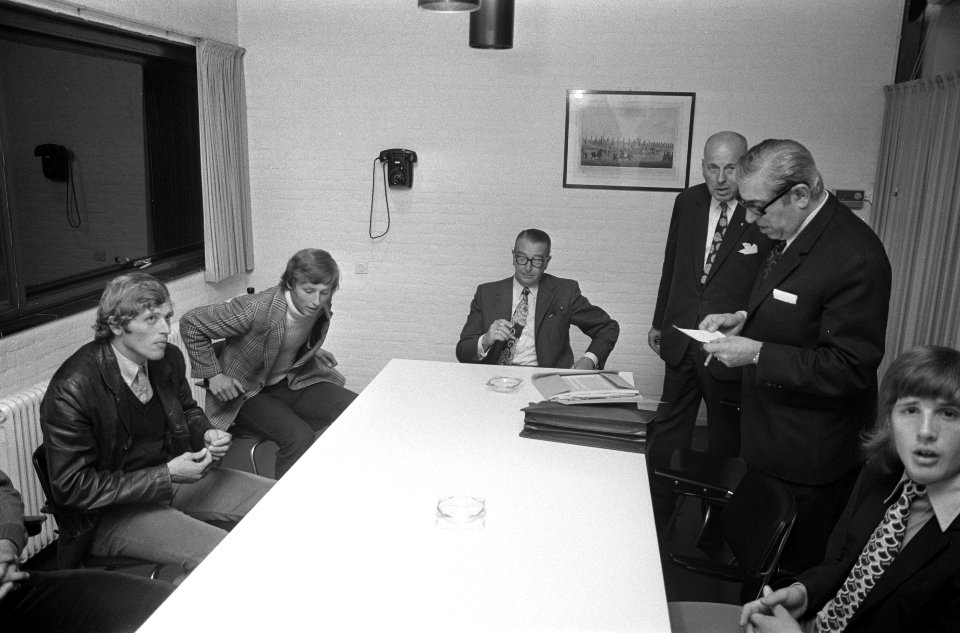 Piet Keizer en Huo Hovenkamp (Groningen) voor tuchtcommissie KNVB te Zeist, staa, Bestanddeelnr 924-9439