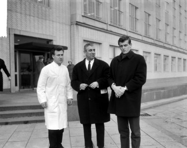 Piet Keizer in Dijkzicht ziekenhuis te Rotterdam Keizer en voorzitter J. van Pra, Bestanddeelnr 917-2738