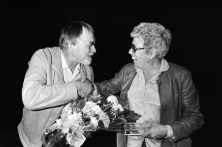 Piet Klaasse en Annie M.G. Schmidt feliciteren elkaar, Bestanddeelnr 931-7266
