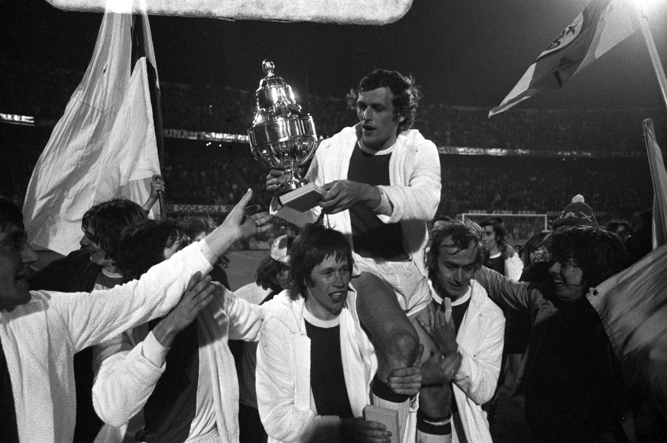 Piet Keizer met de KNVB-beker op de schouders (vlnr. Wim Suurbier, Gerrie Mühren, Bestanddeelnr 925-5931