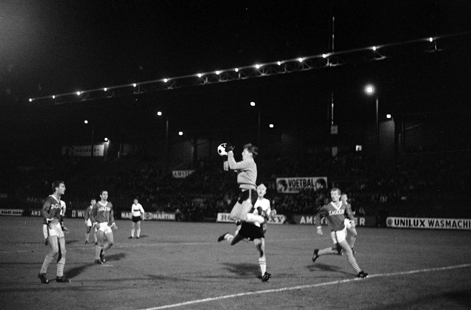 Piet Kruiver in duel met de Poolse keeper, Bestanddeelnr 919-5587