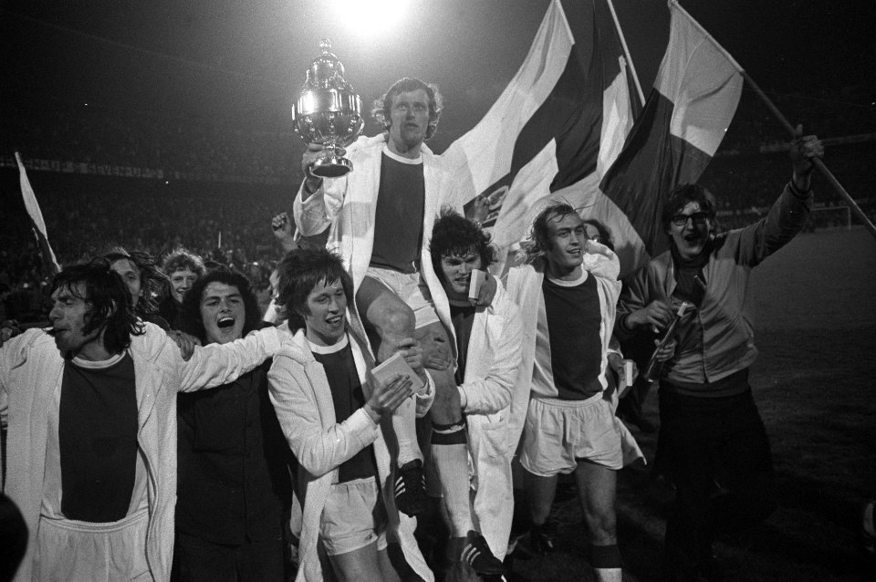 Piet Keizer met de KNVB-beker op de schouders (vlnr. Wim Suurbier, Gerrie Mühren, Bestanddeelnr 925-5930