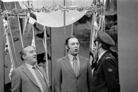 Piet Bambergen (l) en René van Vooren praten staand in een ballonmand met een p…, Bestanddeelnr 924-3615