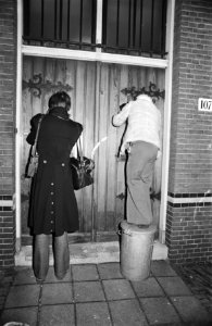 Pieter Menten in Huis van Bewaring voorgeleid Bert en Friedlander fotograferen , Bestanddeelnr 928-9563
