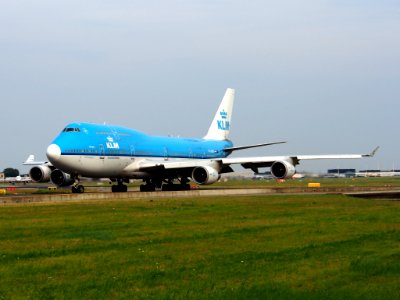 PH-BFW KLM Royal Dutch Airlines Boeing 747-406(M) - cn 30454, taxiing 22july2013 pic-002