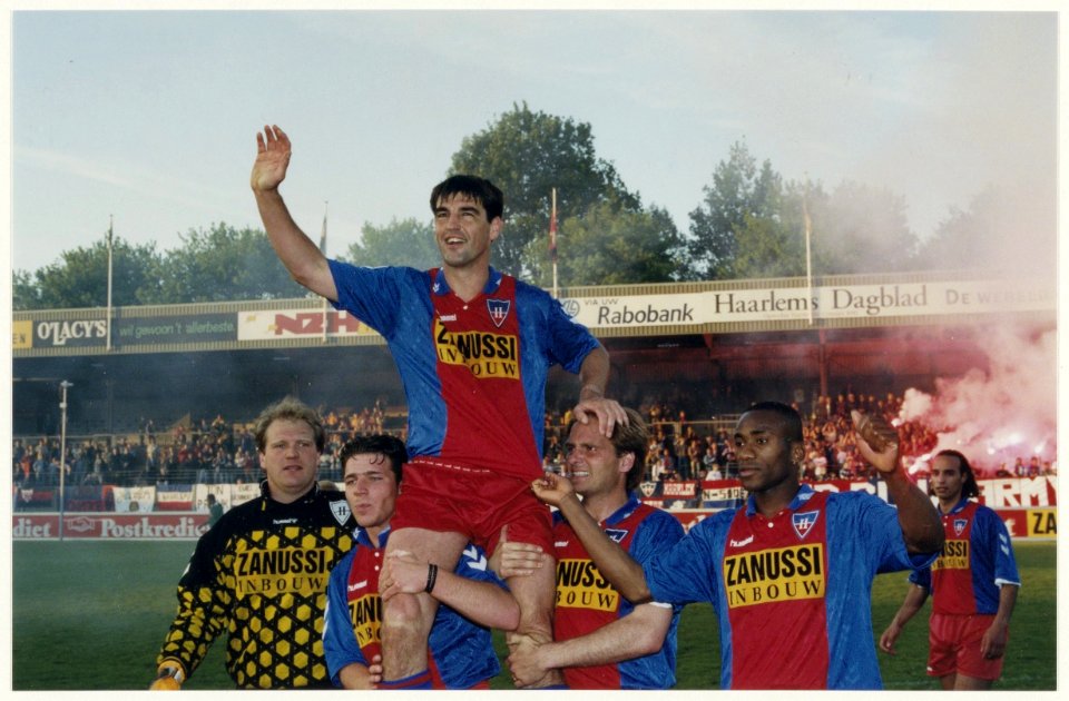 Piet Keur ( op de schouders) neemt in het Haarlem Stadion afscheid van het betaald voetbal met de wedstrijd Haarlem - Excelsior (2-1). Geheel links Mark Verzijlberg. NL-HlmNHA 54016268