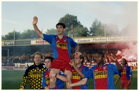 Piet Keur ( op de schouders) neemt in het Haarlem Stadion afscheid van het betaald voetbal met de wedstrijd Haarlem - Excelsior (2-1). Geheel links Mark Verzijlberg. NL-HlmNHA 54016268