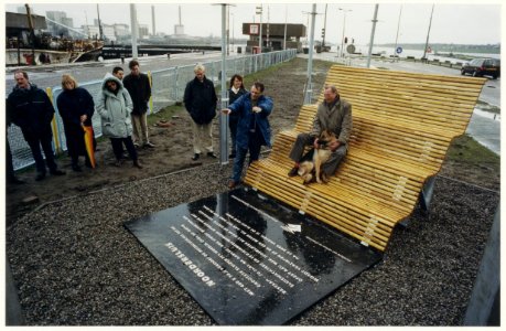 Pieter schellevis en zijn hond Hessel op de Noordersluis-tribune, ziende naar het oosten. NL-HlmNHA 54050264