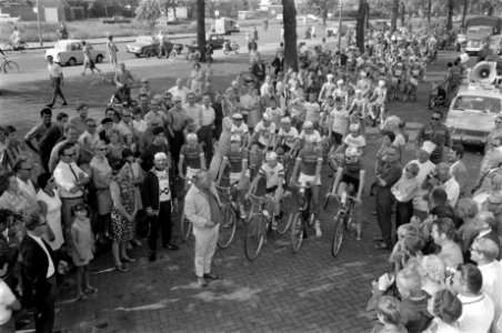 Piet Bambergen lost het startschot, Bestanddeelnr 922-6681