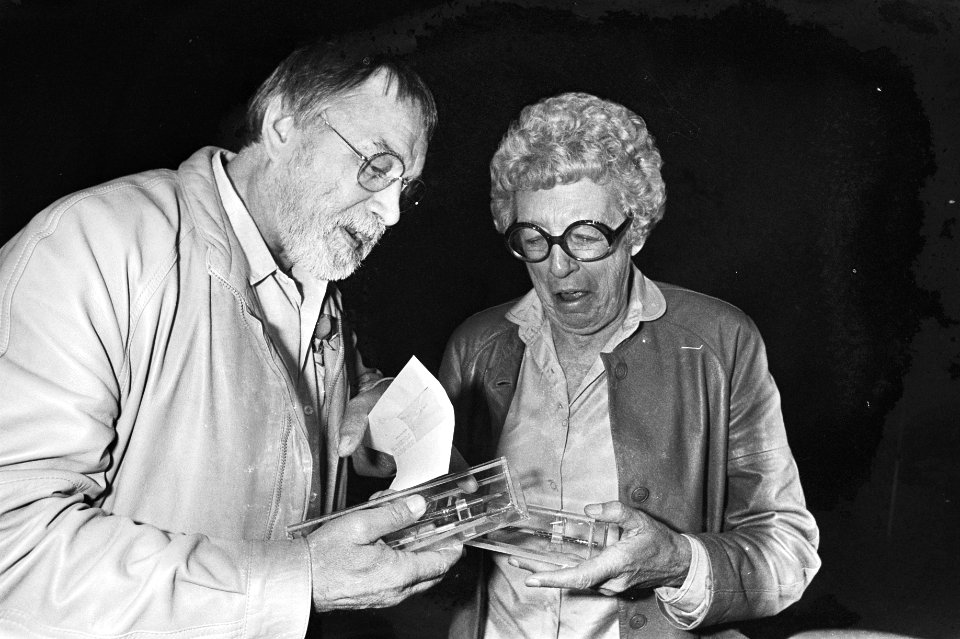 Piet Klaasse en Annie M.G. Schmidt bekijken elkaars prijzen, Bestanddeelnr 931-7263