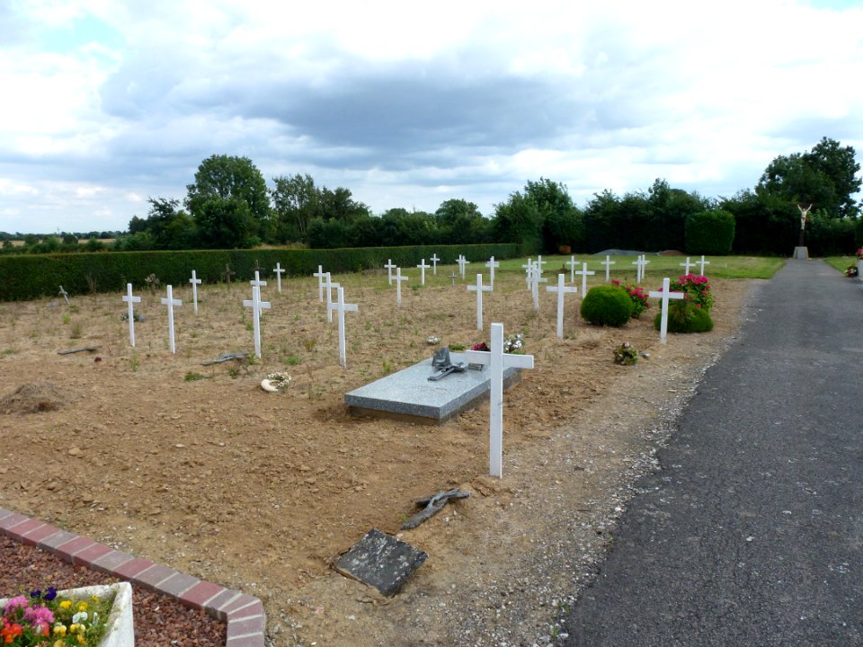 Pihem (Pas-de-Calais, Fr) vielles tombes anonymes au cimetière