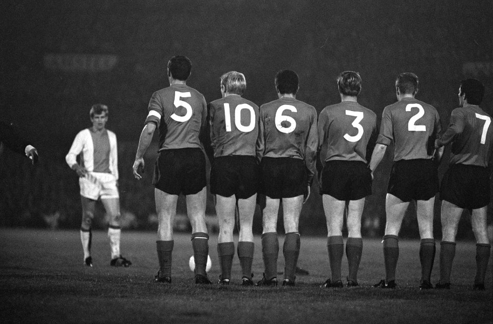 Piet Keizer staat voor een muurtje Nurnberg spelers, klaarom een vrije schop te , Bestanddeelnr 921-7335