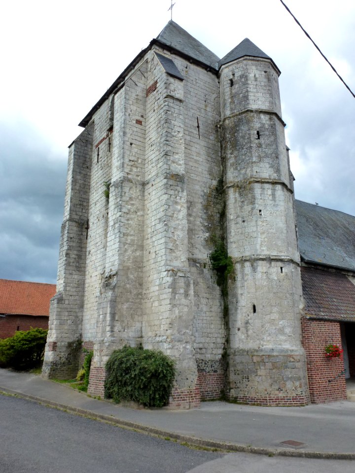 Pihem (Pas-de-Calais, Fr) église Saint-Pierre-aux-Liens, tour
