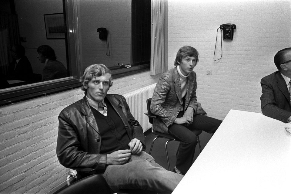 Piet Keizer (Ajax, links) en Hugo Hovenkamp (Groningen) voor tuchtcommissie KNVB, Bestanddeelnr 924-9435