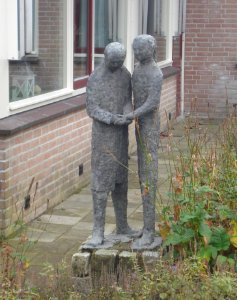 Piershil kunstwerk verpleegster en bejaarde
