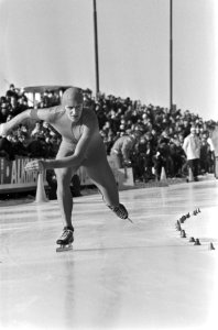 Piet Kleine gaat van start voor zijn rit op de 3000 meter, Bestanddeelnr 930-1369