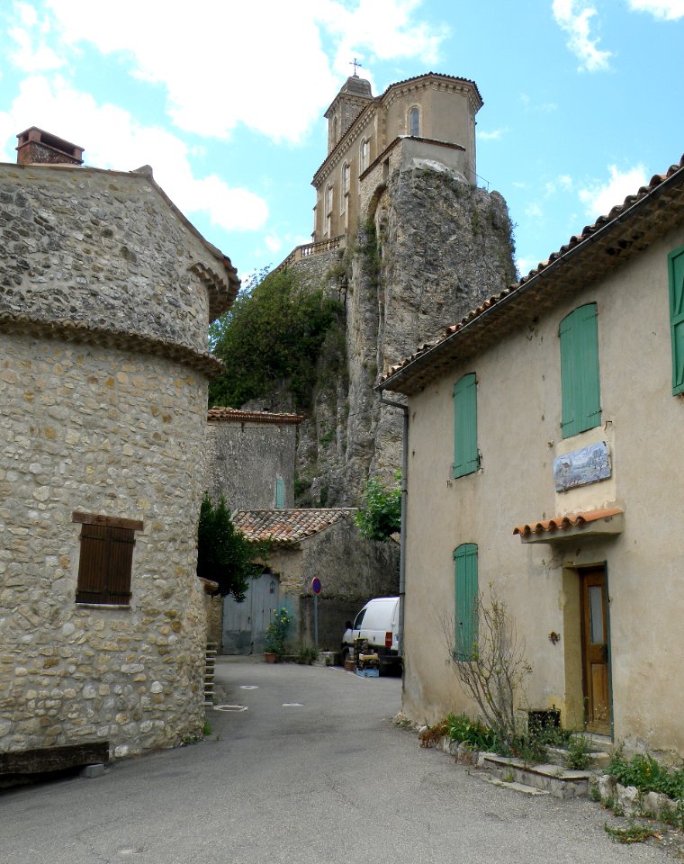 Pierrelongue Place Saint-Brice 2