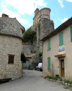 Pierrelongue Place Saint-Brice 2