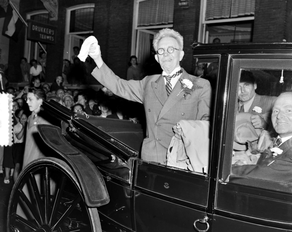 Piet Köhler. 60-jarig.Jubileum. In rijtuig op weg naar theater Carré, Bestanddeelnr 904-7018