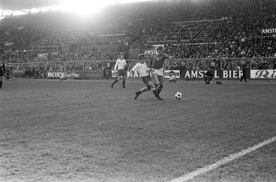Piet Keizer (rechts) in duel met Frits Flinkevleugel, Bestanddeelnr 926-9385