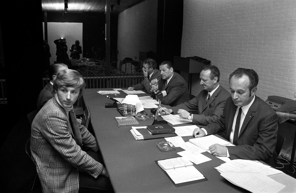 Piet Keizer en Hovenkamp (Groningen) voor tuchtcommissie KNVB te Zeist Hugo Hov…, Bestanddeelnr 924-9440