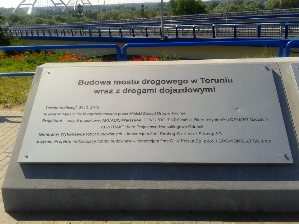 Pierwsza od lewej tablica informacyjna Mostu im. Elżbiety Zawackiej w Toruniu