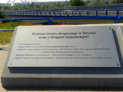 Pierwsza od lewej tablica informacyjna Mostu im. Elżbiety Zawackiej w Toruniu