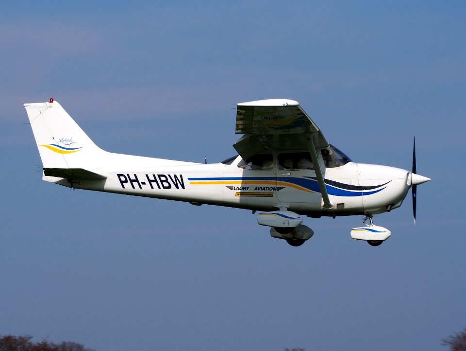 PH-HBW, Cessna 172S Skyhawk SP at Hilversum Airport (ICAO EHHV), photo2