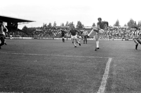 Piet Keizer in actie, links Klaas Nuninga, Bestanddeelnr 921-5944