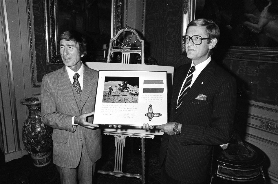 Pieter met astronaut en ingelijste vlag met foto, Bestanddeelnr 931-0420