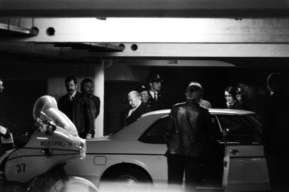Pieter Menten in de garage van het kantongerecht Amsterdam, waar hij naar zijn a, Bestanddeelnr 929-1085
