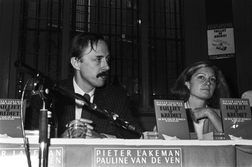 Pieter Lakeman en Pauline van de Ven presenteren hun boek Failliet op Krediet, Bestanddeelnr 933-4856