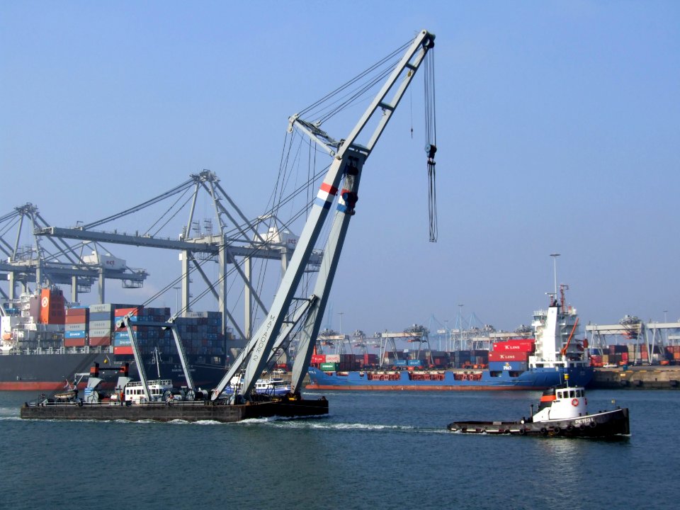 Pieter L & Matador 2 and Hanjin-containership