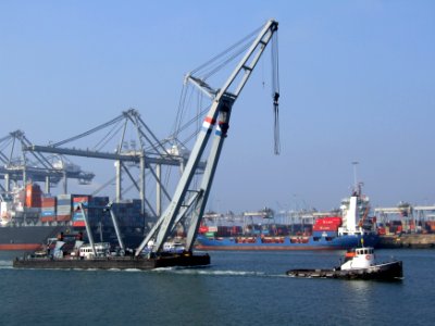 Pieter L & Matador 2 and Hanjin-containership