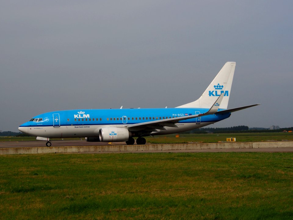 PH-BGD KLM Royal Dutch Airlines Boeing 737-7K2(WL) - cn 30366 taxiing 13July2013 pic2
