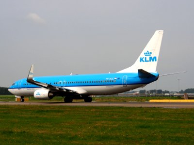 PH-BGC KLM Royal Dutch Airlines Boeing 737-8K2(WL) taxiing 14July2013 pic4