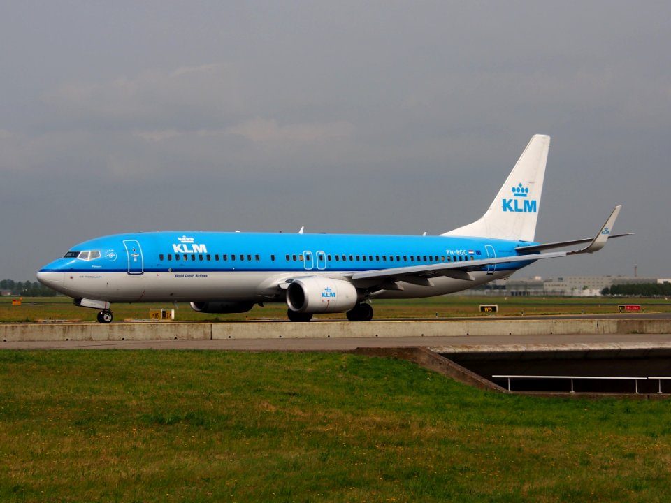 PH-BGC KLM Royal Dutch Airlines Boeing 737-8K2(WL) taxiing 14July2013 pic1