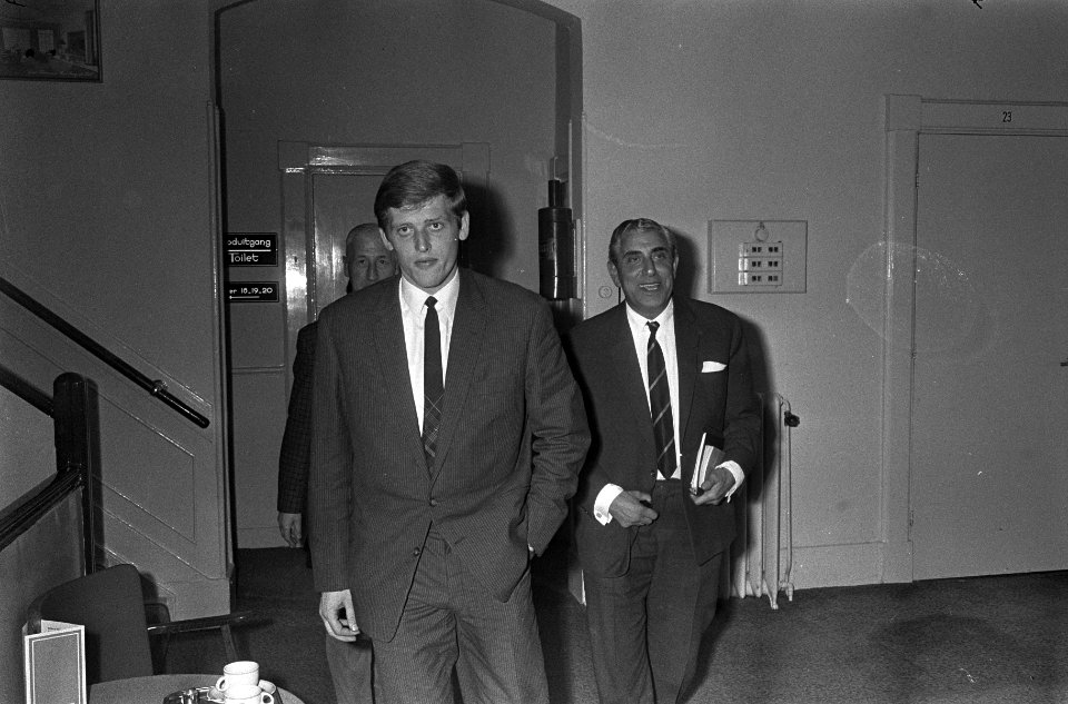 Piet Keizer voor strafcommissie te Utrecht. Piet Keizer verlaat verslagen de kam, Bestanddeelnr 920-8523