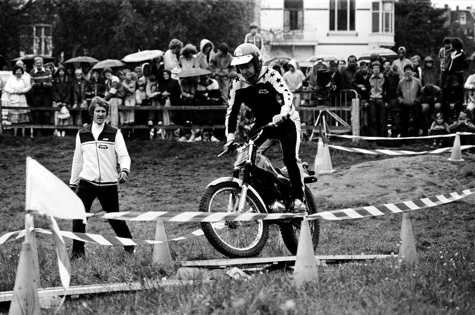 Piet Bambergen tijdens de motortrial, Bestanddeelnr 930-3920