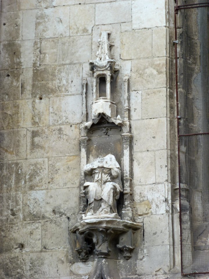 Pihem (Pas-de-Calais, Fr) église Saint-Pierre-aux-Liens, statue sur la façade