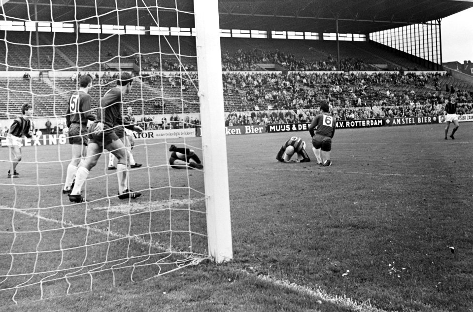 Piet Kruiver schiet op goal, keeper Eddy Treijtel van Xexses keert het schot, Bestanddeelnr 919-6573