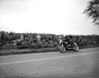 Piet Knijnenburg op BMW wint het hoofdnummer (500cc), Bestanddeelnr 901-9140
