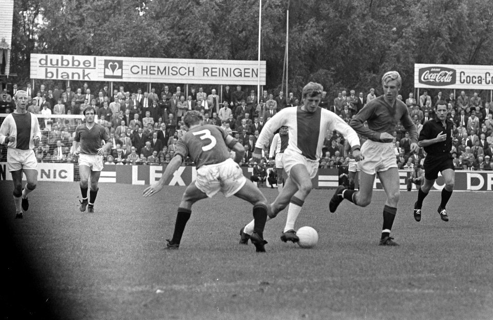 Piet Keizer van Ajax passeert twee ADO-speler, Bestanddeelnr 919-5721