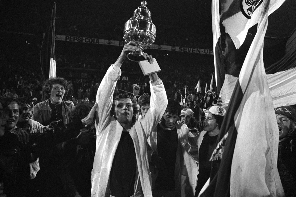 Piet Keizer met de KNVB-beker, Bestanddeelnr 925-5929