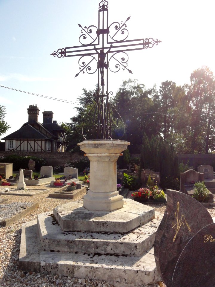 Saint-Nicolas-de-la-Haie (Seine-Mar.) croix de cimetière