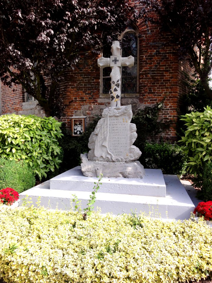 Salesches (Nord, Fr) monument aux morts