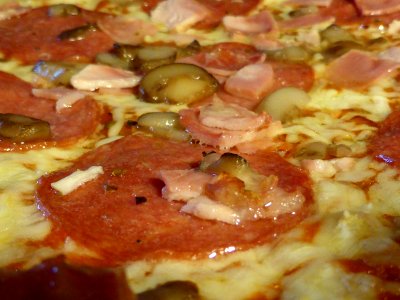 Salami-pizza-close photo