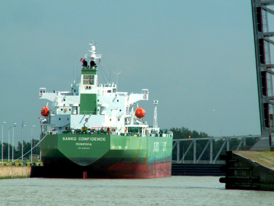 Sanko Confidence IMO 9280366 at the Berendrecht lock, Antwerp, Belgium 23-May-2005