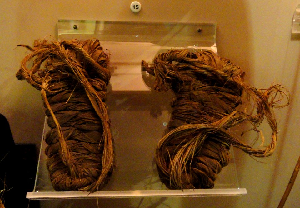 Sandals, Southern Paiute, yucca, collected in 1875 - Native American collection - Peabody Museum, Harvard University - DSC05570
