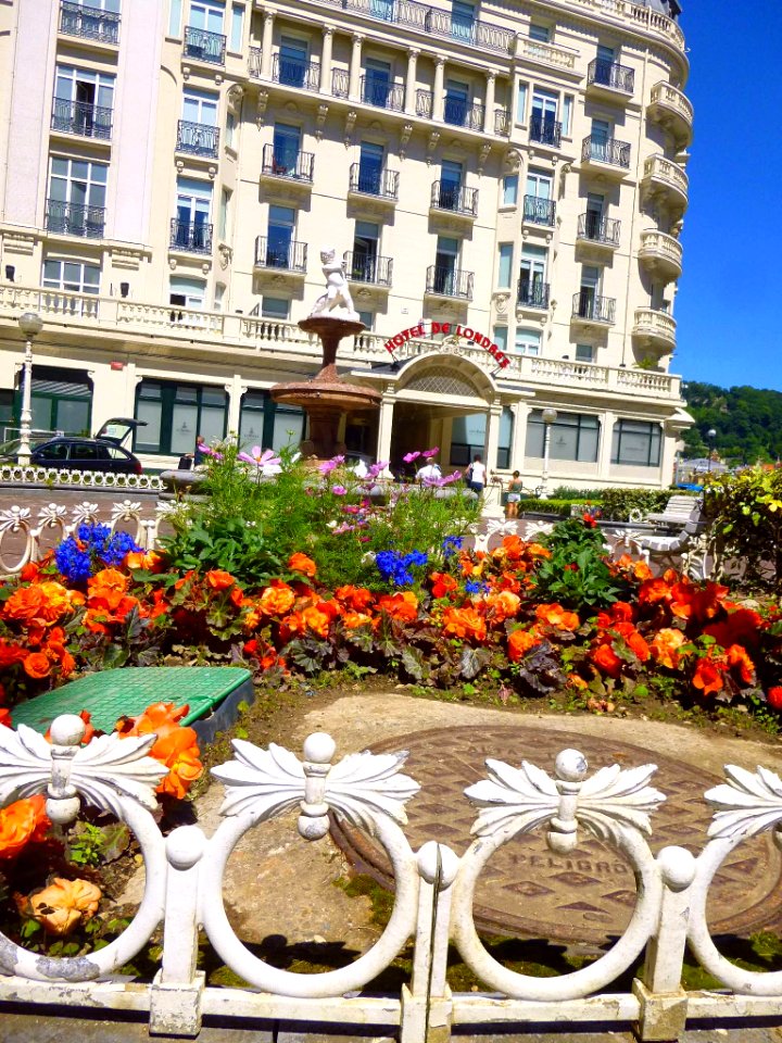 San Sebastián - Plaza Xabier Zubiri y Hotel de Londres y de Inglaterra 1